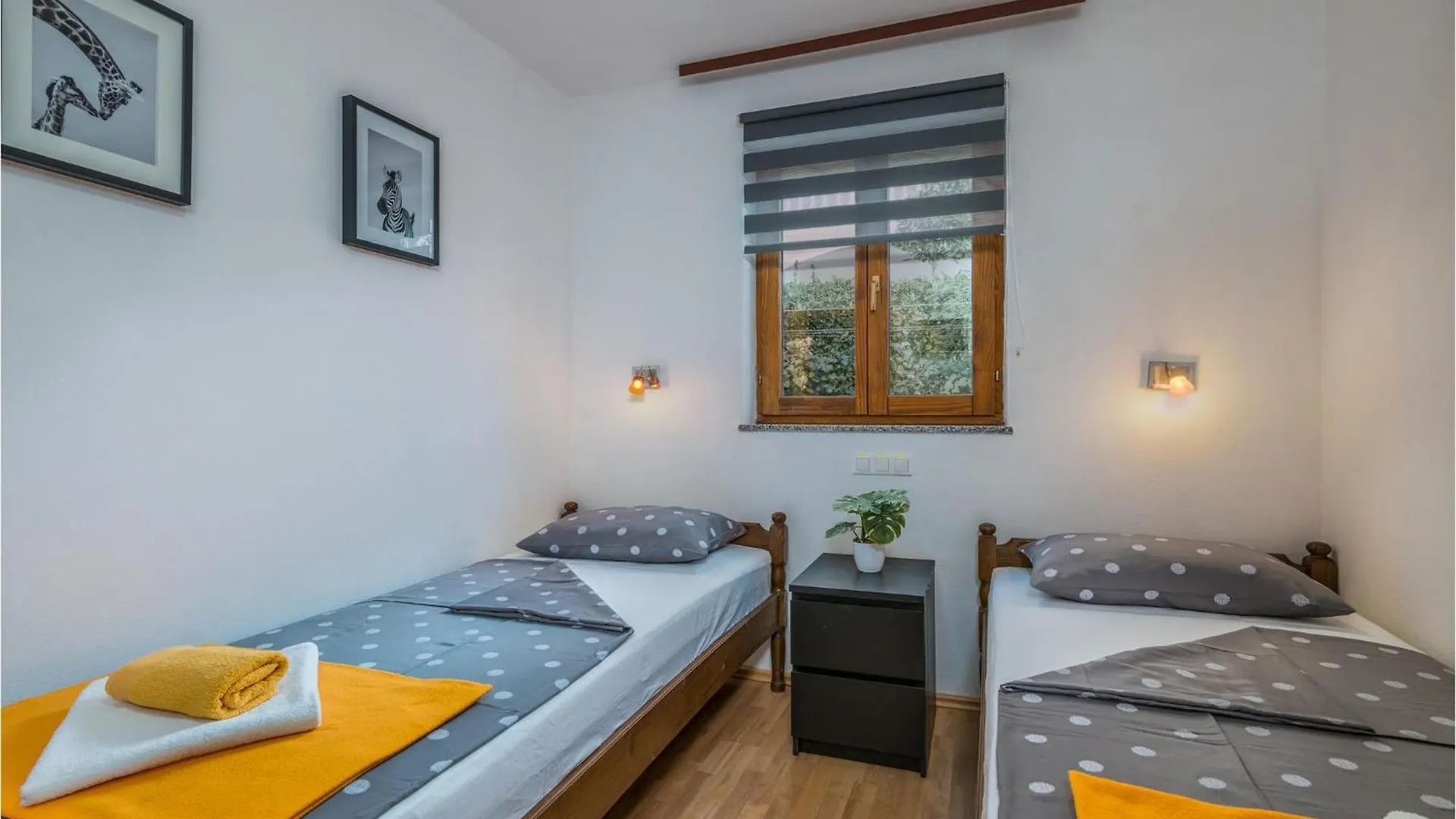Stunning Apartment In Njivice With Wifi 0*,